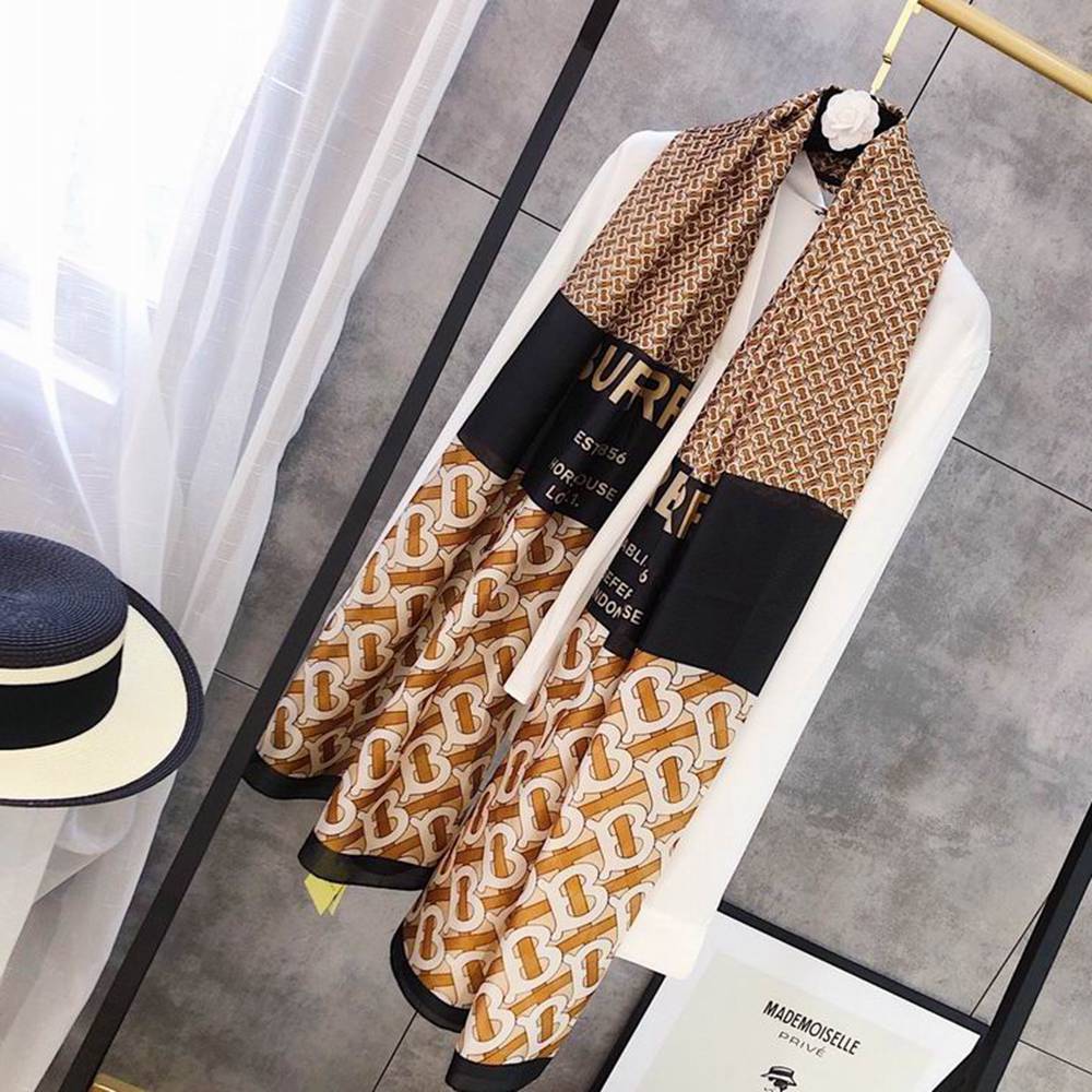 Bv*b*rry Scarf
